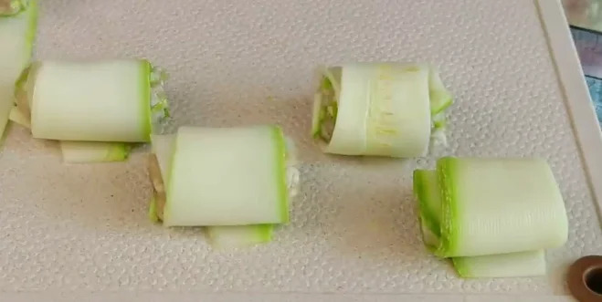 скручуємо рулети з кабачка