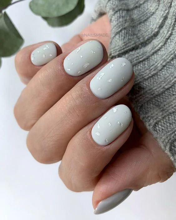 світлий манікюр