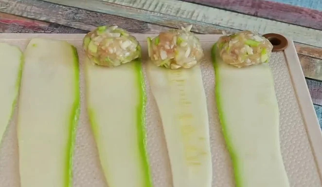 викладаємо начинку на кабачок