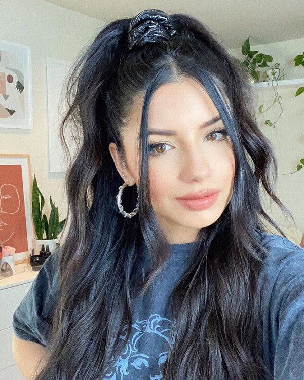 високий хвіст з випущеними пасмами