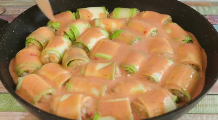 заливаємо кабачки соусом