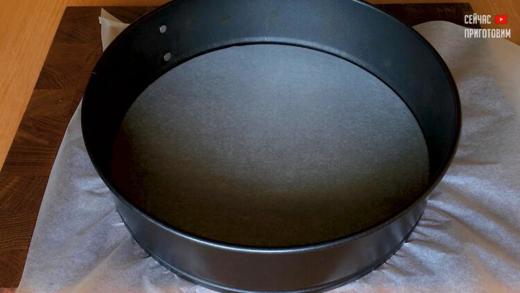 застилаємо форму пергаментом