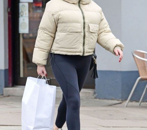 kelly-brook-shopping-in-london-1
