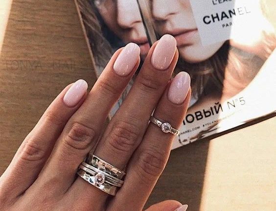 Модний манікюр в ніжних відтінках 2023 2