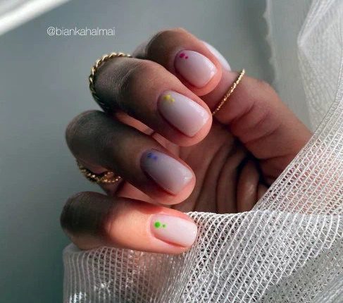 Трендові ідеї манікюру в молочному кольорі 2023 11