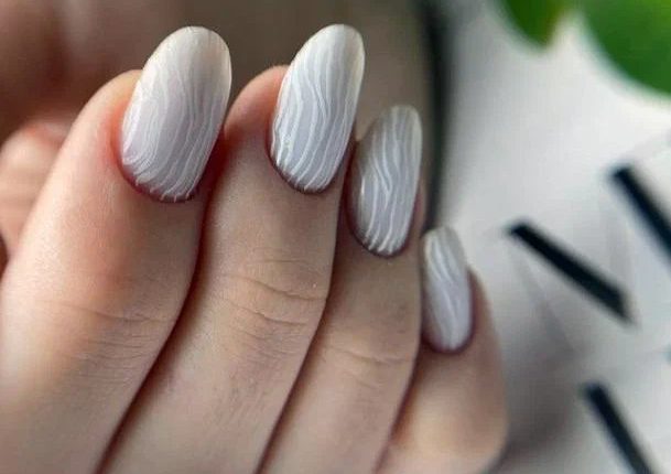Трендові ідеї манікюру в молочному кольорі 2023 14