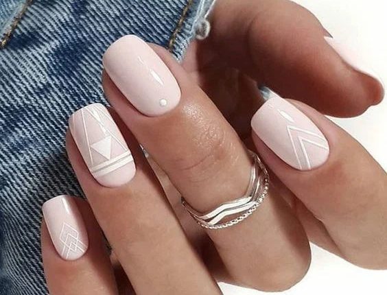Трендові ідеї манікюру в молочному кольорі 2023 15