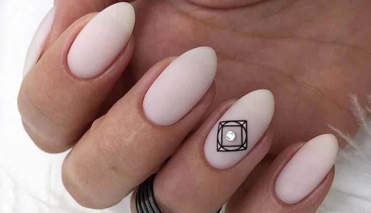 Трендові ідеї манікюру в молочному кольорі 2023 18