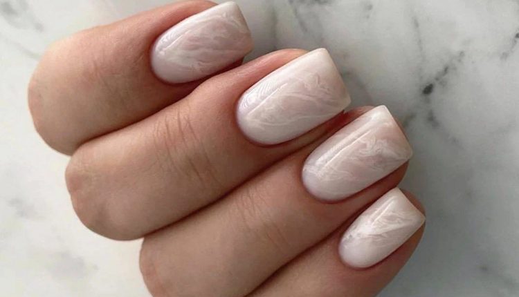 Трендові ідеї манікюру в молочному кольорі 2023 19