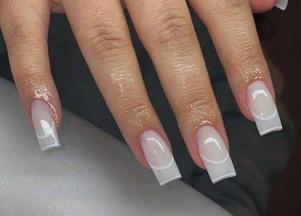 Трендові ідеї манікюру в молочному кольорі 2023 3