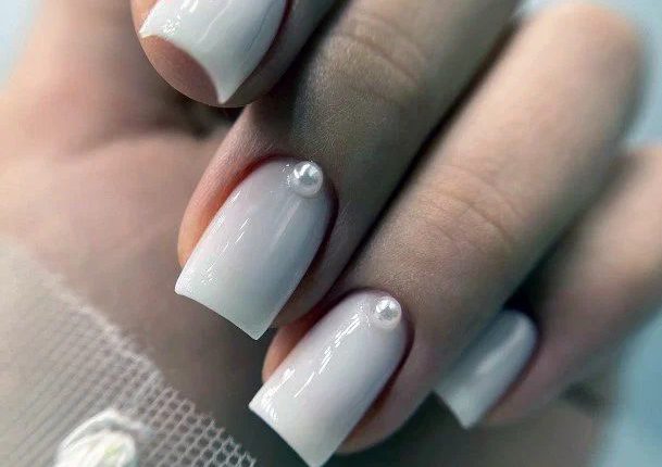 Трендові ідеї манікюру в молочному кольорі 2023 5