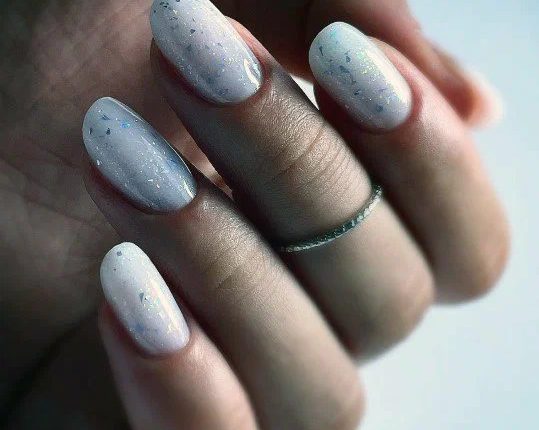 Трендові ідеї манікюру в молочному кольорі 2023 8