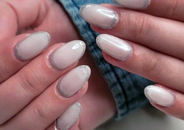 Трендові ідеї манікюру в молочному кольорі 2023 9