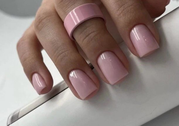 Модні варіанти нюдового манікюру на весну 2023 1