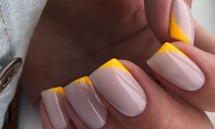 Модні варіанти нюдового манікюру на весну 2023 15