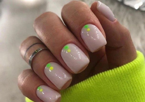 Модні варіанти нюдового манікюру на весну 2023 16