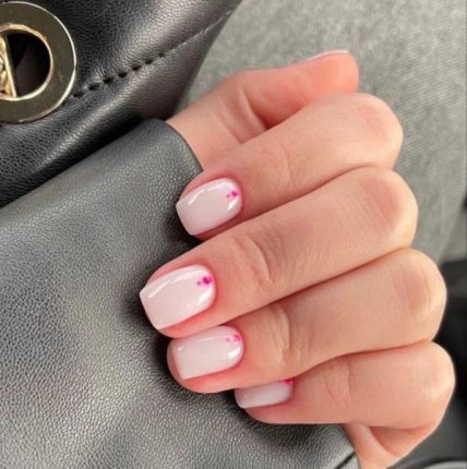 Модні варіанти нюдового манікюру на весну 2023 17
