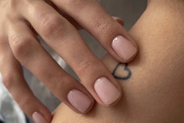 Модні варіанти нюдового манікюру на весну 2023 2