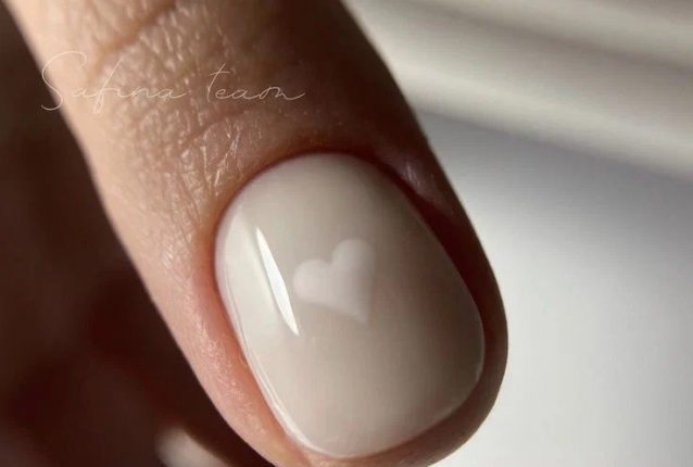 Модні варіанти нюдового манікюру на весну 2023 23