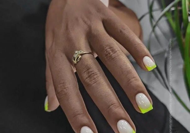 Модні варіанти нюдового манікюру на весну 2023 5