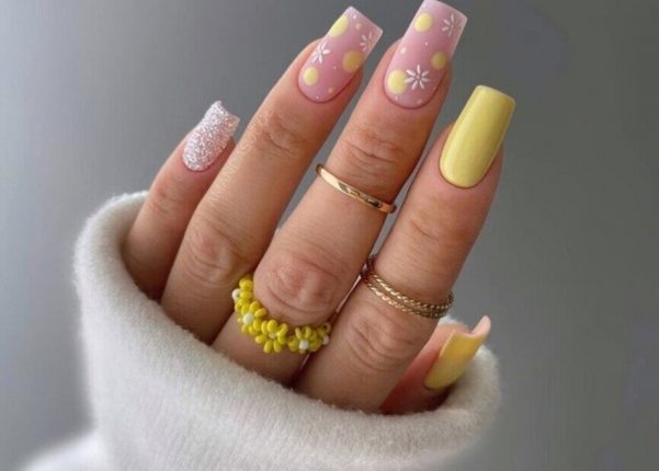 Модний манікюр із рослинним орнаментом на весну 2024 11