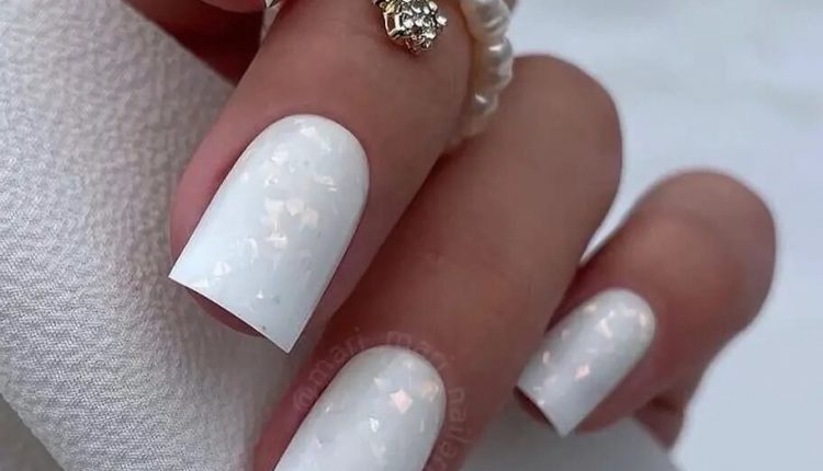 Modni idei manikiuru v bilomu kolori 2024